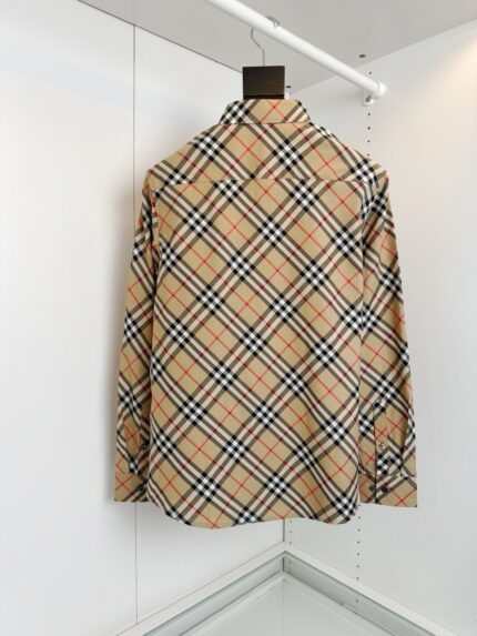 Camicia beige a quadri di lusso con collo classico e design elegante