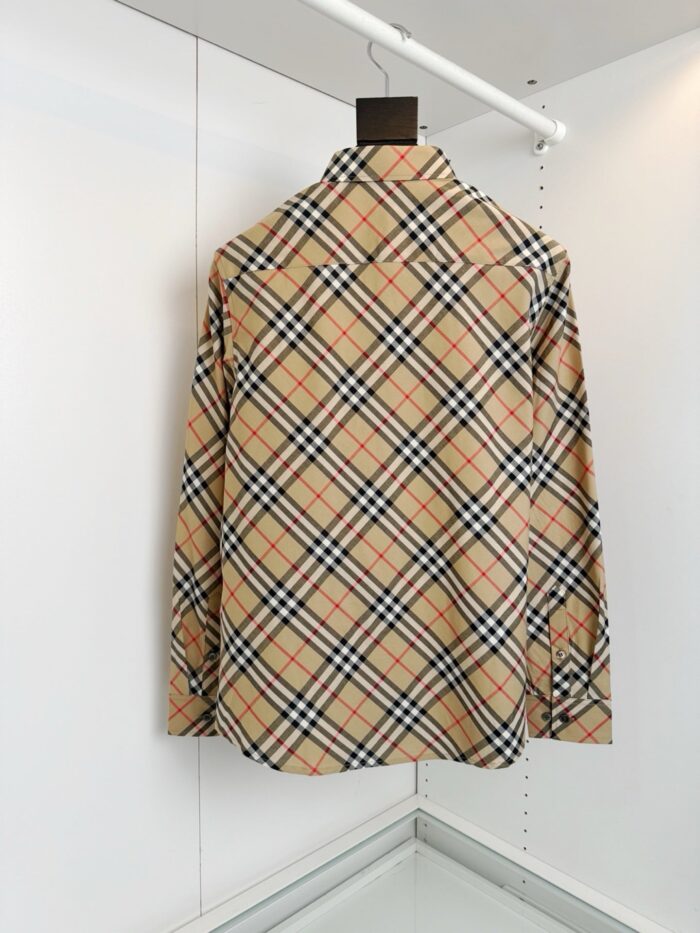 Camicia beige a quadri di lusso con collo classico e design elegante