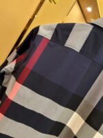 Camicia a quadri navy, grigia e rossa, stile classico e moderna per ogni occasione.