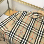 Camicia a quadri beige con dettagli arancioni, stile classico e raffinato, perfetta per ogni occasione.