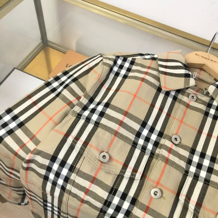 Camicia a quadri beige con dettagli arancioni, stile classico e raffinato, perfetta per ogni occasione.
