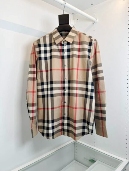 Camicia a quadri classica in colori eleganti, stile timeless e perfetta per ogni occasione raffinata.