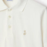 Polo crema elegante con logo ricamato, stile timeless, versatile per ogni occasione.