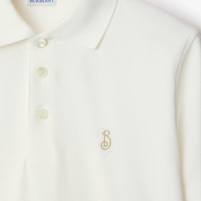 Polo crema elegante con logo ricamato, stile timeless, versatile per ogni occasione.