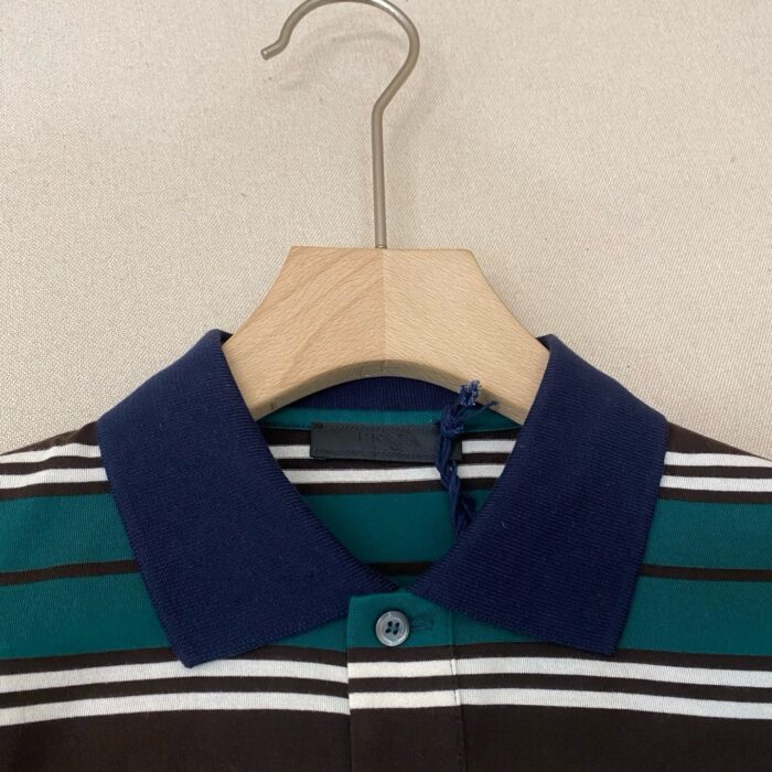 Polo uomo con collo blu e righe colorate, stile casual elegante, da indossare in estate.