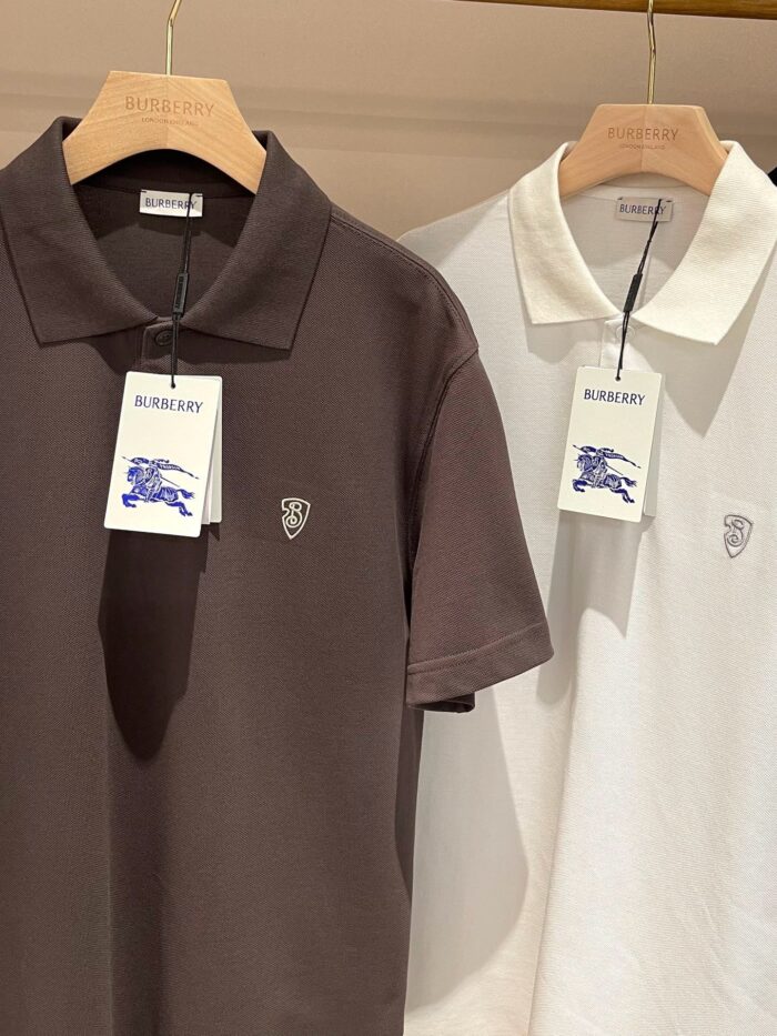 Polo shirt eleganti in bianco e marrone, versatili e di alta qualità per ogni occasione.