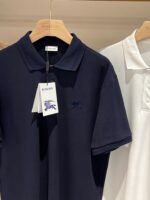 Maglie polo classiche navy e bianca in esposizione con dettagli eleganti e versatili.