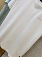 Maglietta bianca relax con logo sottile e opzione pastel, stile semplice e versatile.