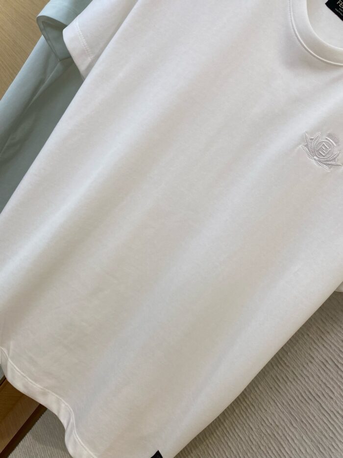 Maglietta bianca relax con logo sottile e opzione pastel, stile semplice e versatile.