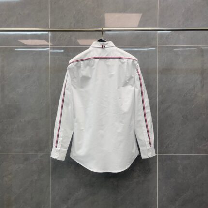 Camicia bianca elegante con dettagli a strisce rosse, ideale per occasioni casual e formali.