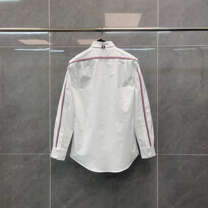 Camicia bianca elegante con dettagli a strisce rosse, ideale per occasioni casual e formali.