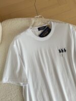 Maglietta bianca classica con logo a tre polo in cotone, stile casual elegante.