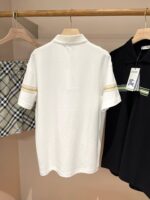 Polo bianca classica con dettagli, abbinata a shorts a quadri estivi, stile casual e raffinato.