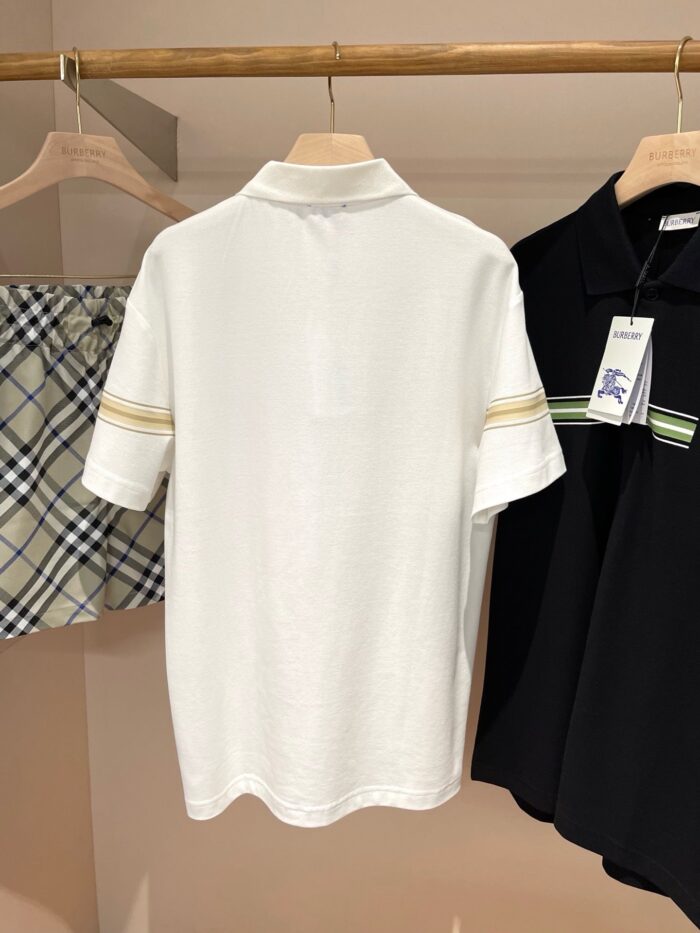 Polo bianca classica con dettagli, abbinata a shorts a quadri estivi, stile casual e raffinato.