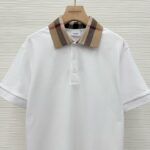 Polo bianca elegante con colletto check neutro, stile raffinato e versatile.