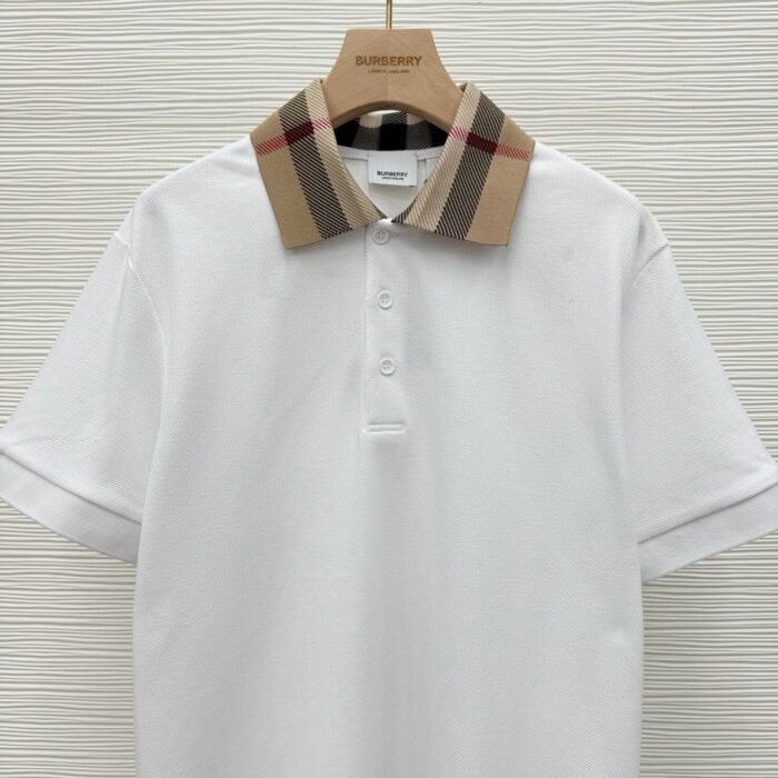 Polo bianca elegante con colletto check neutro, stile raffinato e versatile.