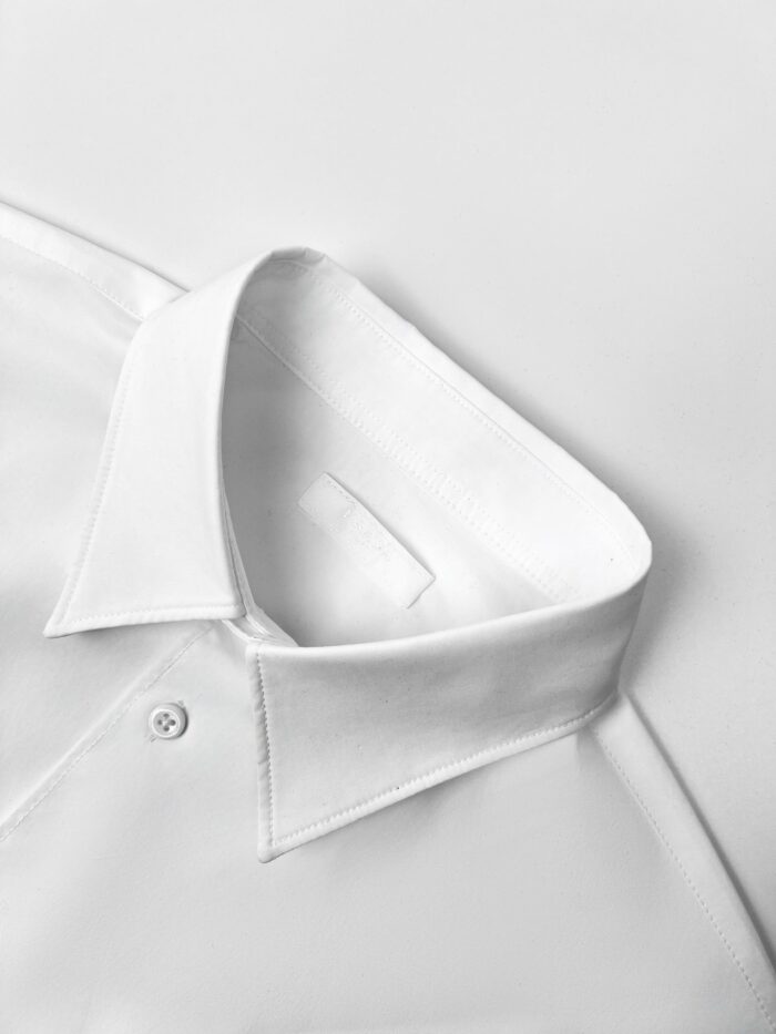 Camicia bianca classica con colletto a punta, tessuto in cotone di alta qualità, stile elegante e versatile.