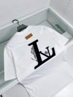 T-shirt bianca con logo artistico e dettagli floreali, stile moderno e versatile.