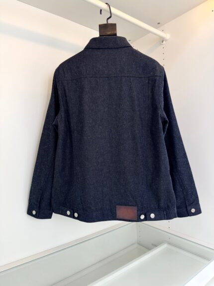Giacca casual nera in lana con dettagli in pelle, stile elegante e versatile, vista da dietro.