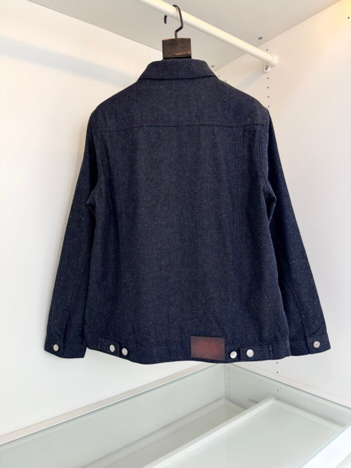 Giacca casual nera in lana con dettagli in pelle, stile elegante e versatile, vista da dietro.