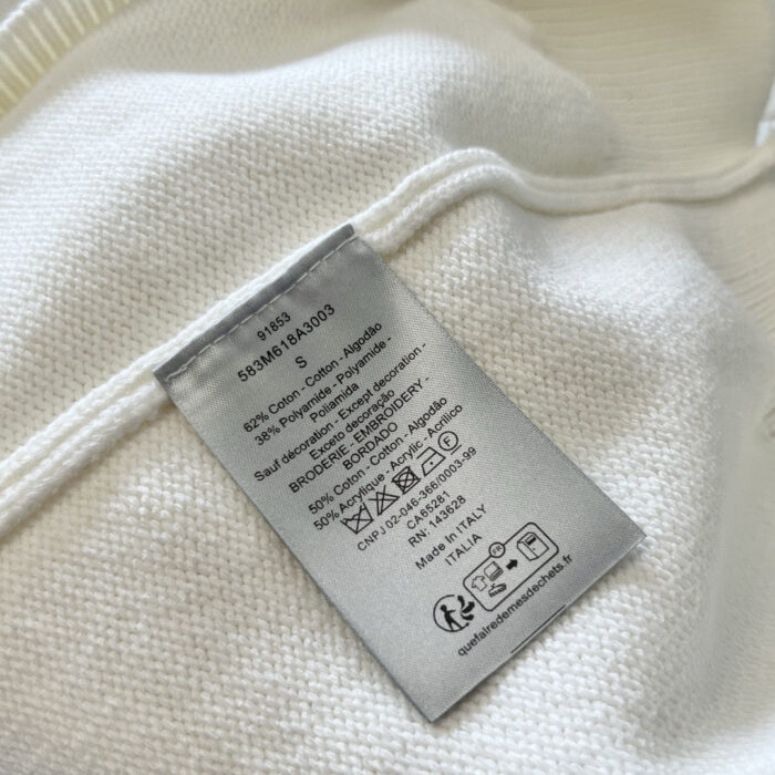 Etichetta di cura per maglione in Italia con istruzioni e logo minimalista.