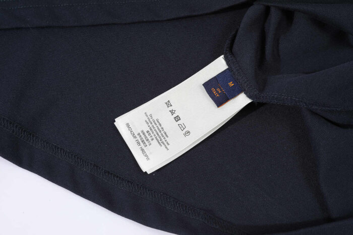 Etichetta di cura del capo in tessuto navy blu, dettagli di marca e istruzioni di lavaggio