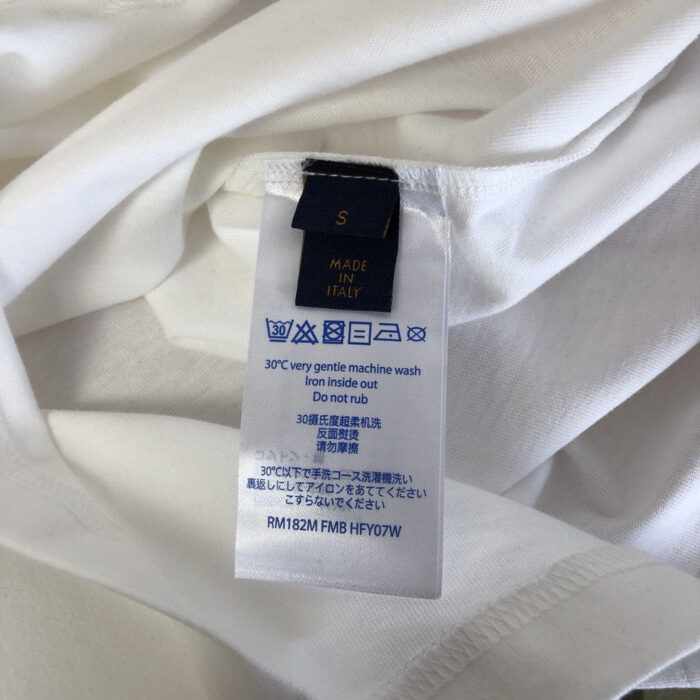 Etichetta lavaggio vestito bianco taglia S, istruzioni e simboli cura.