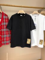 Vetrina con camicie casual, patch colorati e design semplice in nero, rosso e bianco.