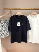 Set di abbigliamento elegante con t-shirt nere, bianche e gonna a quadri in stile minimalista.