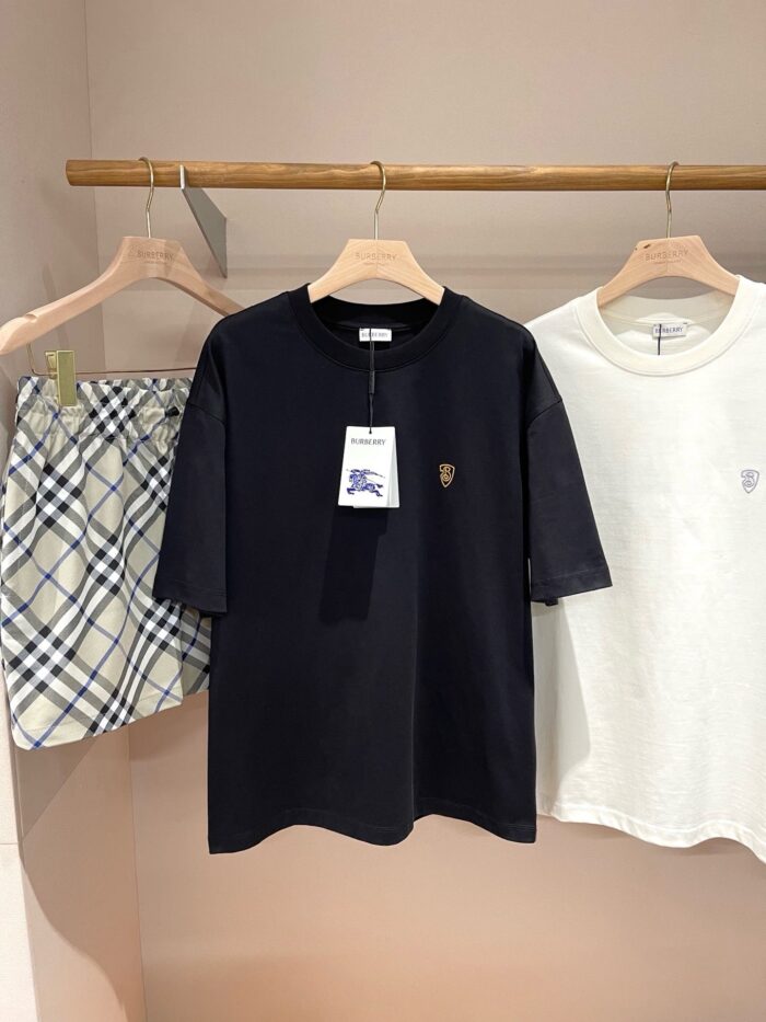 Set di abbigliamento elegante con t-shirt nere, bianche e gonna a quadri in stile minimalista.