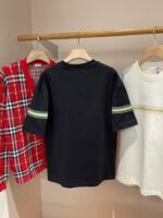 Esposizione di magliette e camicie casual e minimal con stile e colori contrastanti.