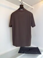 Camicia marrone Zegna minimalista, alta qualità, vestibilità elegante, stile sofisticato e moderno.