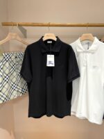 Set estate con polo classiche e shorts a quadri blu taupe, stile casual elegante.