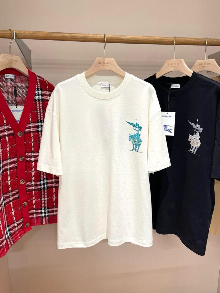 Vetrina di abbigliamento casual: T-shirt, cardigan rosso a quadri e look versatile.