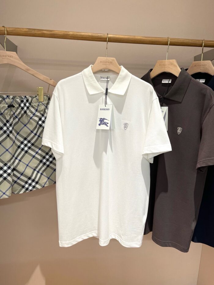 Esposizione di polo bianche e scure con pantaloncini a quadri in stile casual estivo.