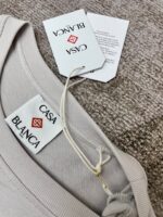 Etichetta Casa Blanca su maglietta casual morbida, stile moderno e confortevole.
