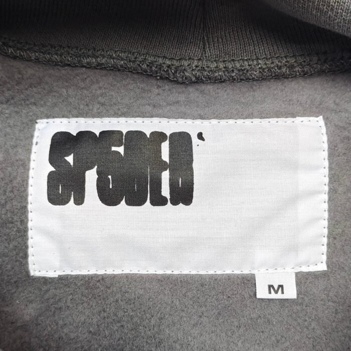 Etichetta moda moderna con logo stilizzato e tag di taglia M.