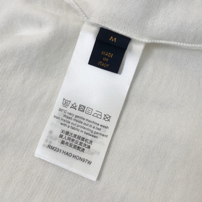 Etichetta di abbigliamento Made in Italy con istruzioni di cura e codici identificativi