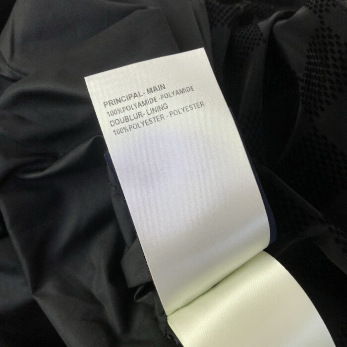 Etichetta in bianco con dettagli sul tessuto di poliestere del capo di abbigliamento.