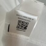 Etichetta tessuto con QR, codice a barre e dettagli prodotto per moda elegante.