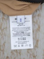 Etichetta Burberry Taglia M con istruzioni di cura e composizione dei materiali.