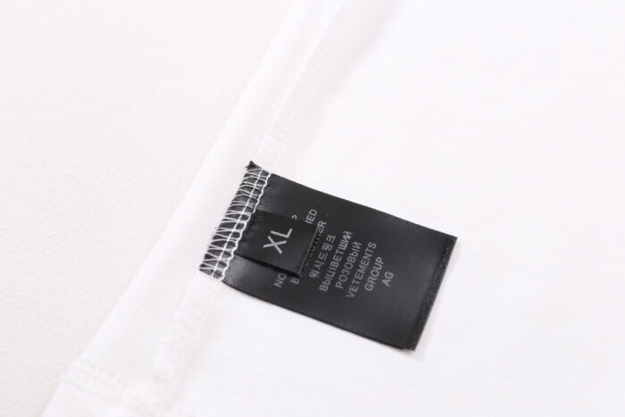 Etichetta di vestito XL con dettagli di cura e composizione in dettaglio.