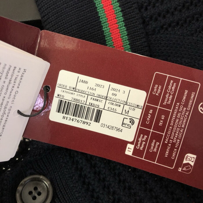 Etichetta di lusso su abito elegante, dettagli scuri con rifiniture di alta moda.