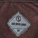 Etichetta streetwear con logo Days Before Rodeo in fleece marrone, design a diamante.