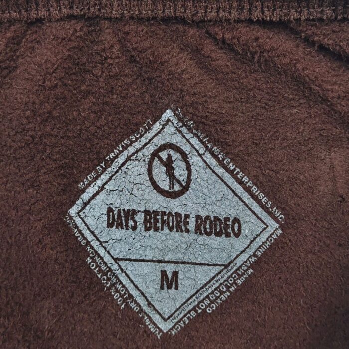 Etichetta streetwear con logo Days Before Rodeo in fleece marrone, design a diamante.