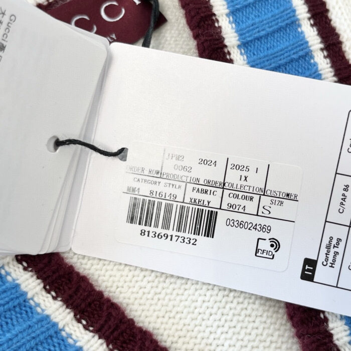 Etichetta su maglione a righe con codici e dettagli di produzione.