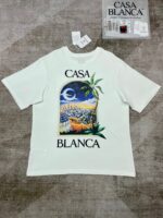 T-shirt bianca estiva con grafica tropicale e scritta Casa Blanca per un look casual.