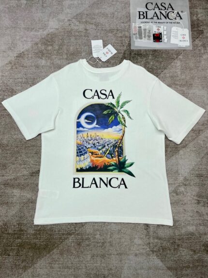 T-shirt bianca estiva con grafica tropicale e scritta Casa Blanca per un look casual.