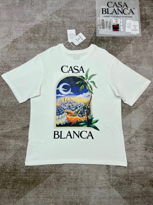 T-shirt bianca estiva con grafica tropicale e scritta Casa Blanca per un look casual.