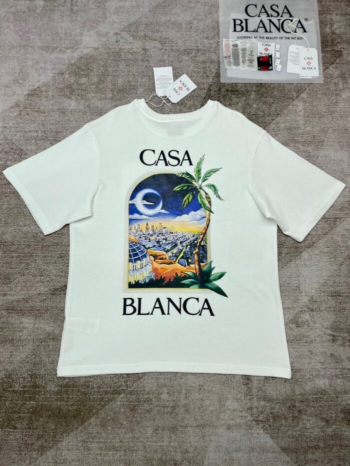 T-shirt bianca estiva con grafica tropicale e scritta Casa Blanca per un look casual.
